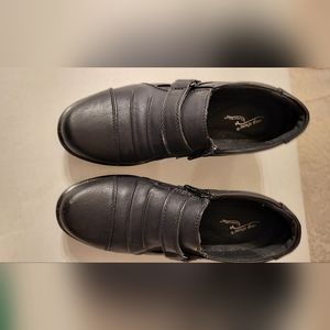 Easy Street Womens black shoes